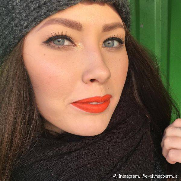 O batom laranja intenso é uma boa escolha para quem quer destacar os lábios e optar por uma make mais básica nos olhos. Instagram: @evelynsobermua